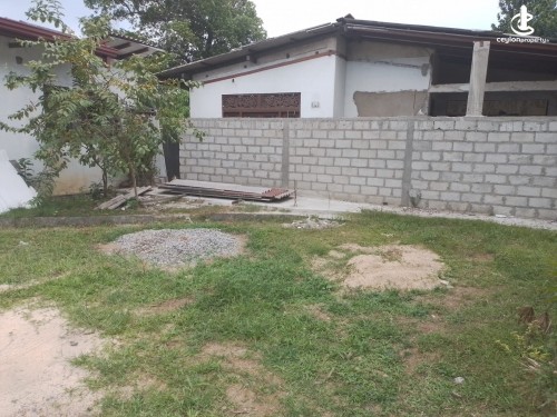 Land for Sale in Thalawathugoda - 9.8 Perch Excellent Commercial Land for Sale in Thalawathugo