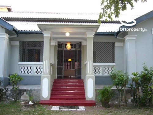 House for Sale in Nugegoda - Nugegoda Railway avenue, Colonial Bungalow on 30 Perches of land for Sale