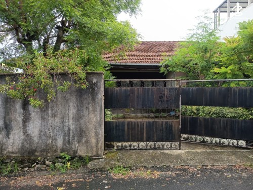 Land for Sale in Rajagiriya - Rajagiriya, Park Lane 19.75 Perches of Land with and Old Livable House for Immediate Sale