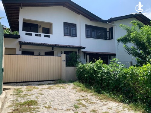 House for Sale in Athurugiriya - Athurugiriya Moratuwahena Road 04 Bed rooms house on 23.5 perches of land for sale