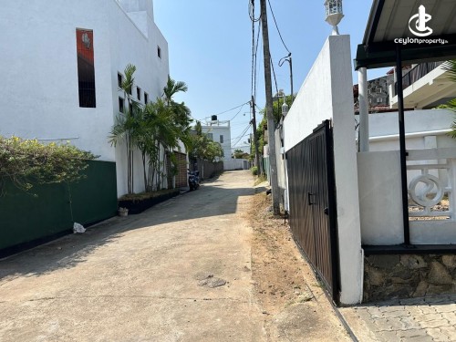 Land for Sale in Angulugaha - Ref(P-DINU-211)🌿 Land with Old Building for Sale – Angulana Station Road LKR 2.5 Million per P…