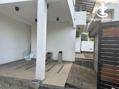 THALAWATHUGODA  – Junction beautiful luxurious modern 10 perch 4 room new house  lease