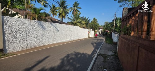 Land for Sale in Kiribathgoda - A Land with House for Sale in Kiribathgoda.